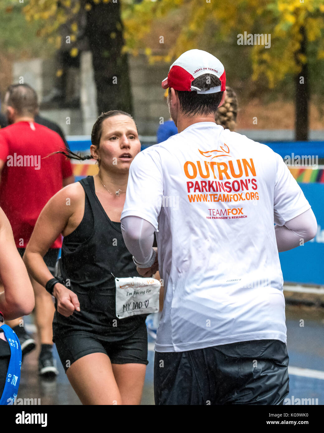 New York, États-Unis. 5 novembre 2017. Une femme passe à travers la Cinquième Avenue alors qu'elle porte un panneau de lecture "je fais de la course pour mon père" pendant le marathon de New York City. Crédit: Enrique Shore/Alay Live News Banque D'Images