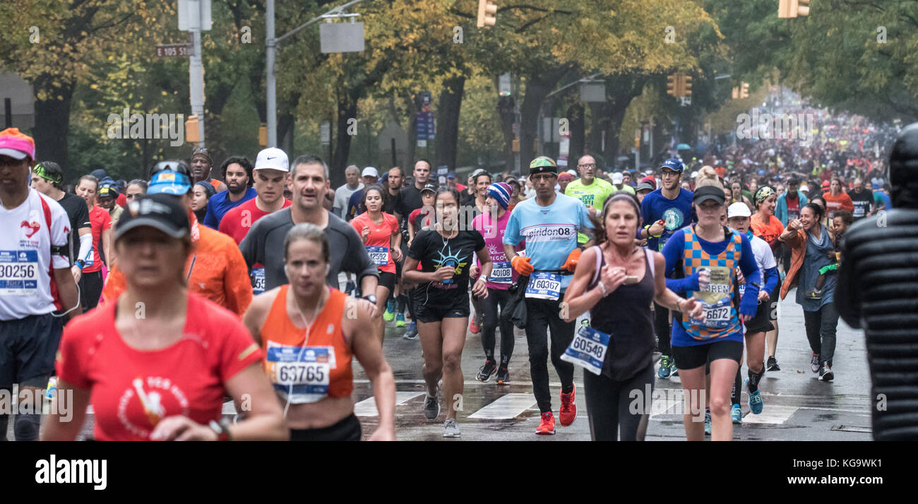 New York, États-Unis. 5 novembre 2017. Les coureurs de cinquième Avenue pendant le marathon de New York City. Crédit: Enrique Shore/Alay Live News Banque D'Images
