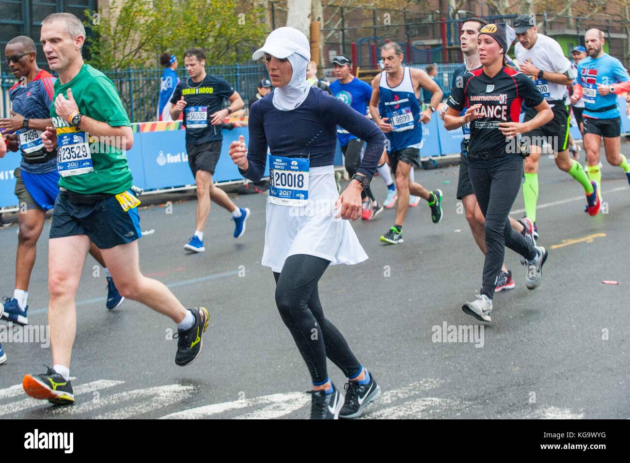 New York, USA. 5Th nov, 2017. Une femme musulmane portant un hijab s'exécute dans le new york city marathon le 5 novembre 2017 près de la 20 mile marker dans le Bronx, NY : crédit brigette supernova/Alamy live news Banque D'Images