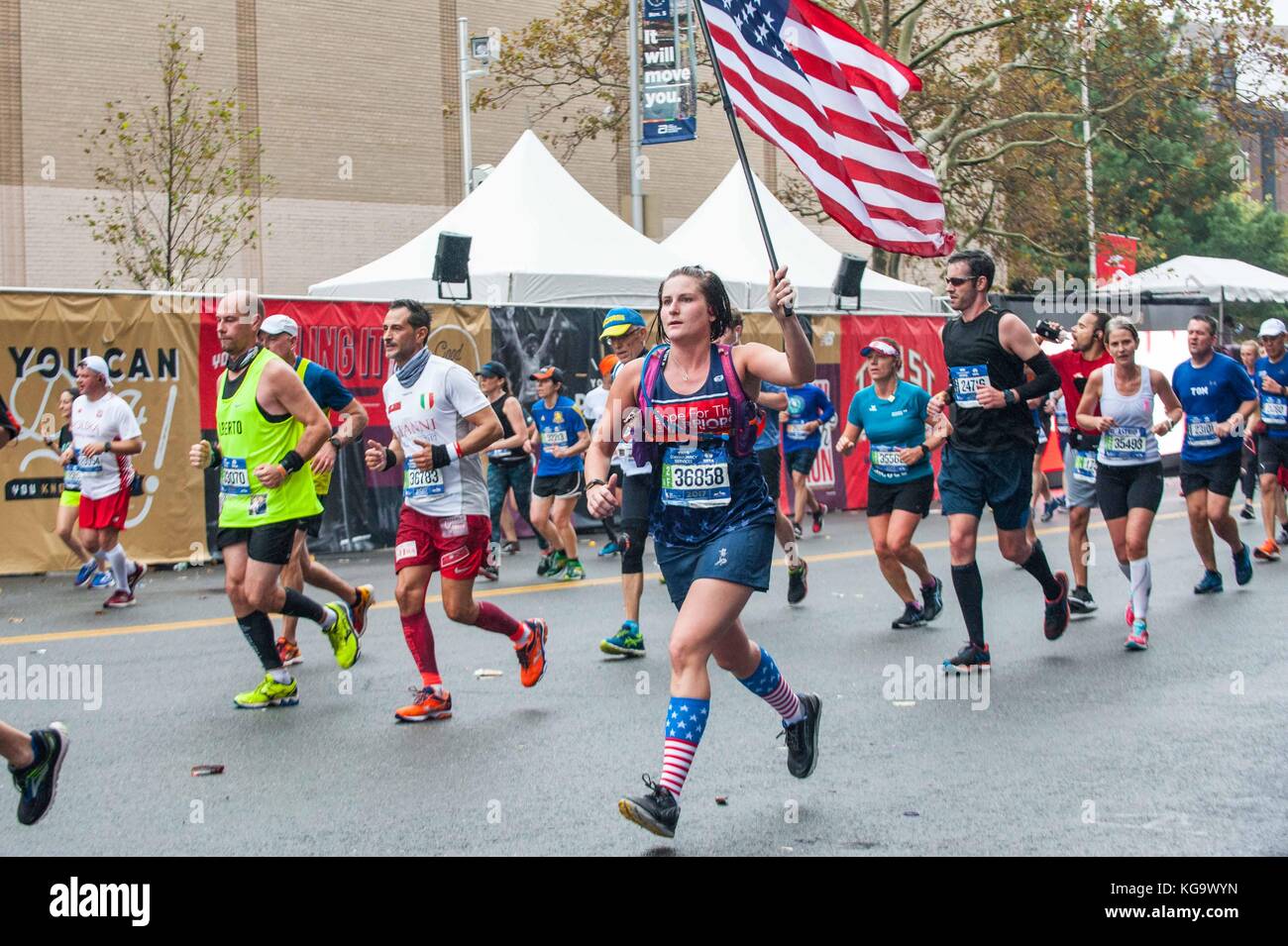 New York, USA. 5Th nov, 2017. une coureuse portant un drapeau usa dans le new york city marathon le 5 novembre 2017 près de la 20 mile marker dans le Bronx, NY : crédit brigette supernova/Alamy live news Banque D'Images