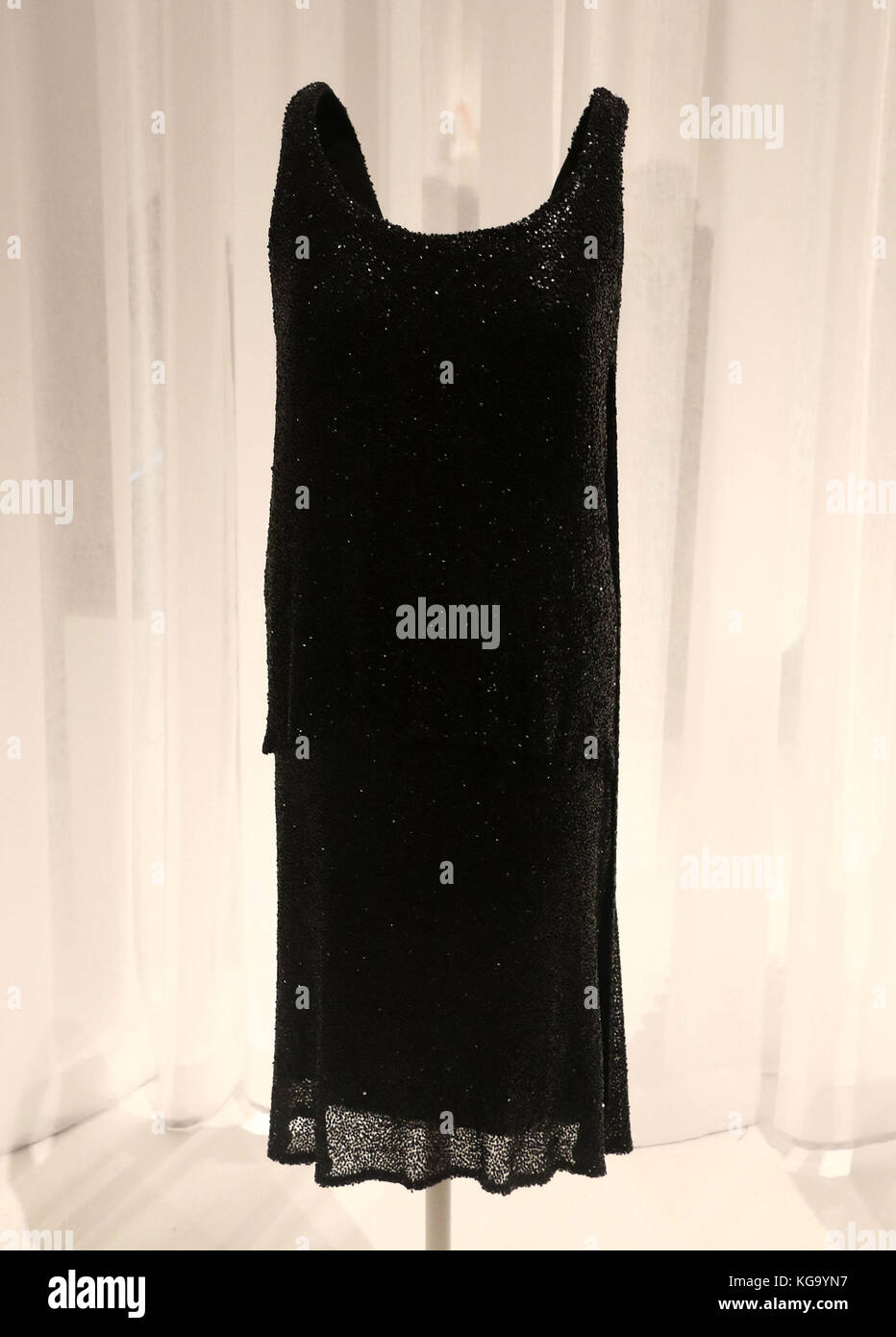 New York City, New York, USA. 4ème nov, 2017. Coco Chanel robe de soirée  sur la vue dans le cadre de l'exposition 'articles : est la mode moderne ?"  tenue au musée