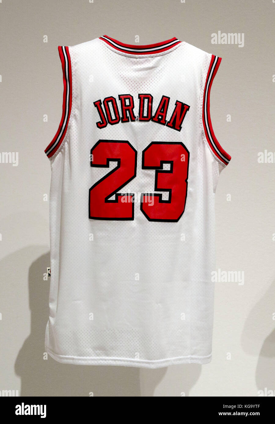 New York City, New York, États-Unis. 4 novembre 2017. Maillot de basket-ball Michael Jordan Chicago Bulls présenté dans le cadre de l'exposition « articles : la mode est-elle moderne ? » Tenue au Museum of Modern Art jusqu'au 28 janvier 2018. C'est la première exposition de mode vue au MoMA depuis 1944, dans le cadre d'un effort pour rivaliser avec le Metropolitan Museum of Art's costume Institute. Crédit : Nancy Kaszerman/ZUMA Wire/Alamy Live News Banque D'Images