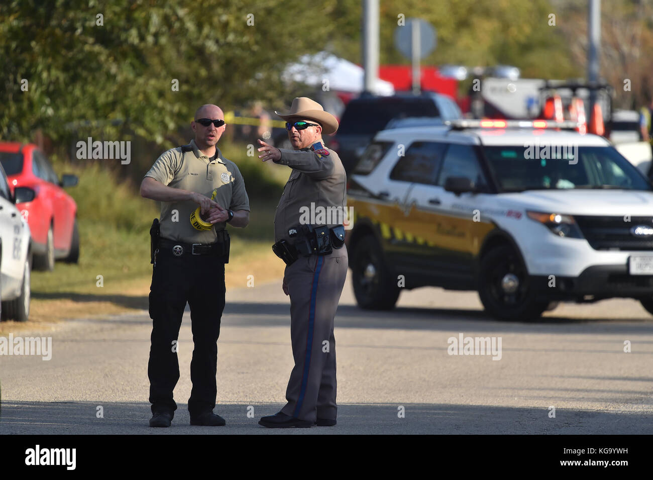 Texas, USA. 5Th nov, 2017. enforncement répondre aux agents de la loi la fusillade à la Sutherland springs (Tx) première église baptiste. il y avait 26 membres de l'église a tué pendant les services par un seul agresseur. crédit : Robin jerstad/zuma/Alamy fil live news Banque D'Images