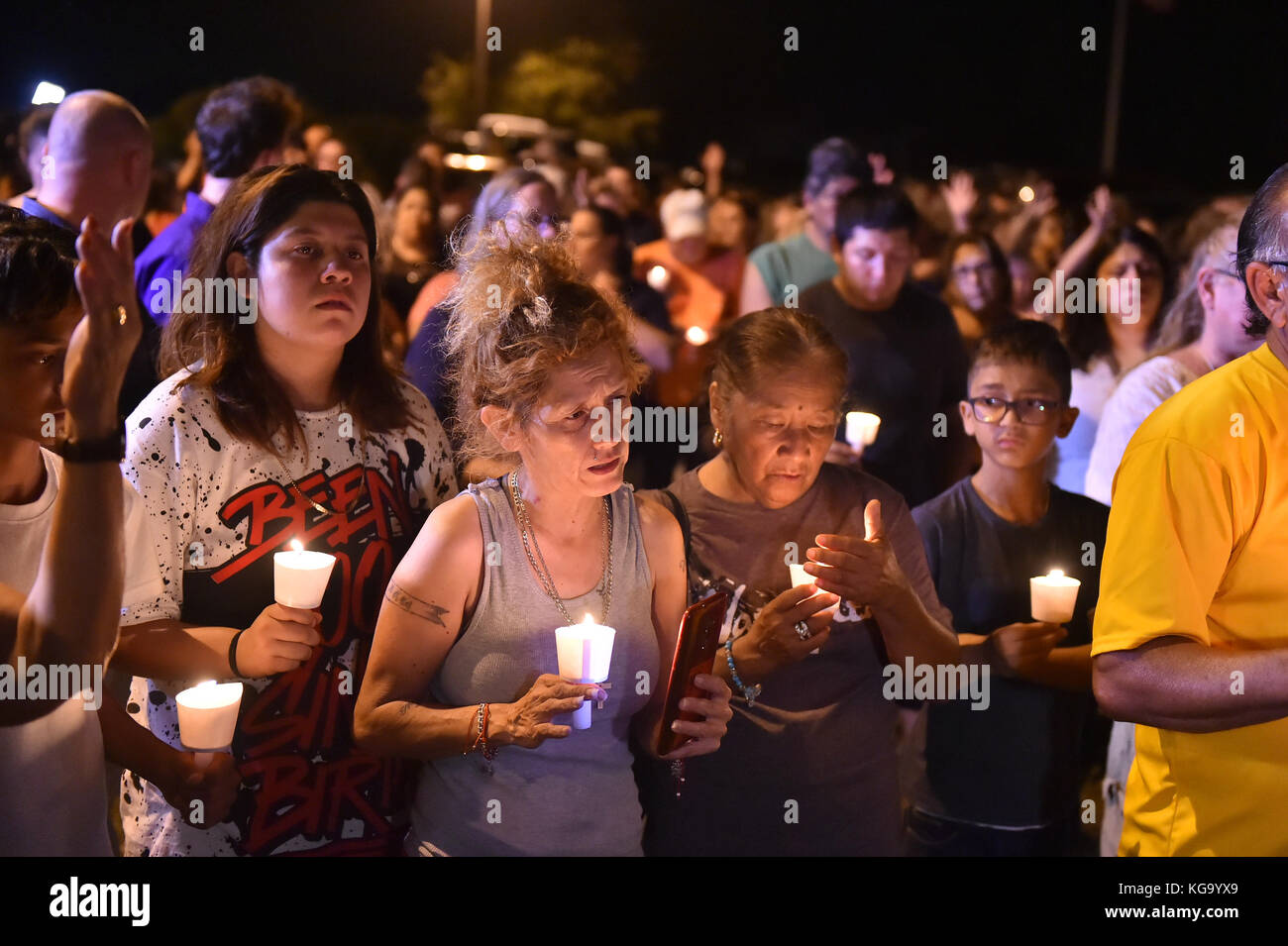 Texas, États-Unis. 5 novembre 2017. Une veillée aux chandelles a eu lieu dimanche à Sutherland Springs TX. pour ceux qui ont été tués et blessés dans une église tirant sur l'earleir dans la journée. Il y a eu 26 mémoires de la première église baptiste tués. 5 novembre 2017. Crédit : Robin Jerstad/ZUMA Wire/Alamy Live News Banque D'Images