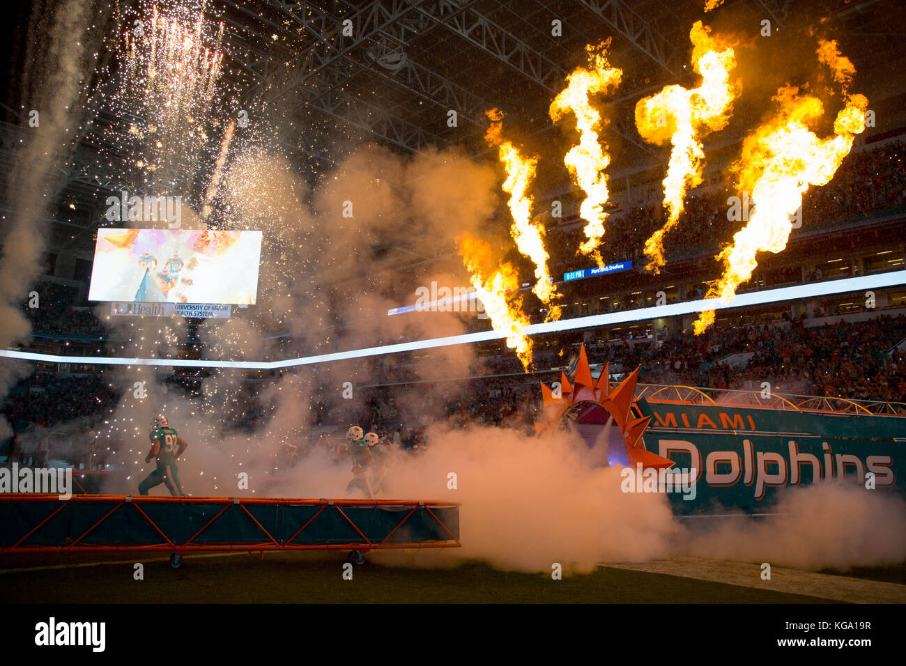 Miami Gardens, Florida, USA. 5Th Nov, 2017. Les Dauphins de Miami sont introduites avant le match contre Oakland Raiders au Hard Rock Stadium de Miami Gardens, en Floride le 5 novembre 2017. Credit : Allen Eyestone/Le Palm Beach Post/ZUMA/Alamy Fil Live News Banque D'Images