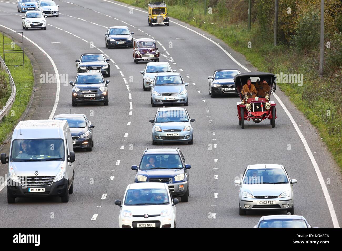 Concurrents dans le vintage automobiles négocier l'occupé A23 dans Brighton pendant le Londres à Brighton Veteran Car Run. 05 Nov 2017 Banque D'Images