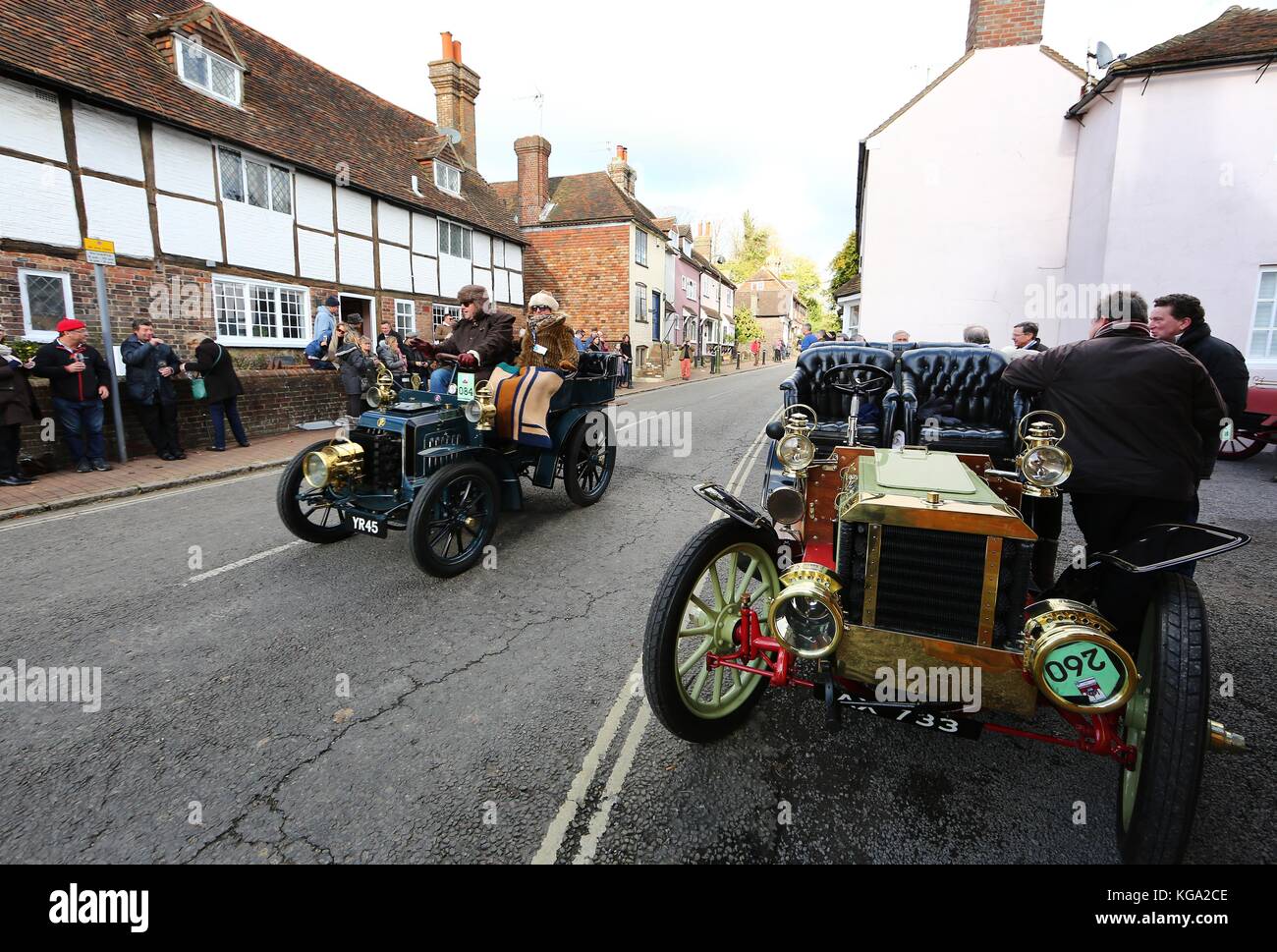 Les concurrents à travers Cuckfield pendant le Londres à Brighton Veteran Car Run. 05 Nov 2017 Banque D'Images