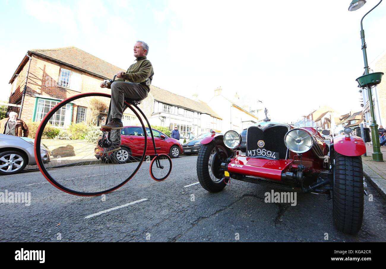 Un homme sur un Penny Farthing rides bas Cuckfield high street pendant le Londres à Brighton Veteran Car Run. 05 Nov 2017 Banque D'Images