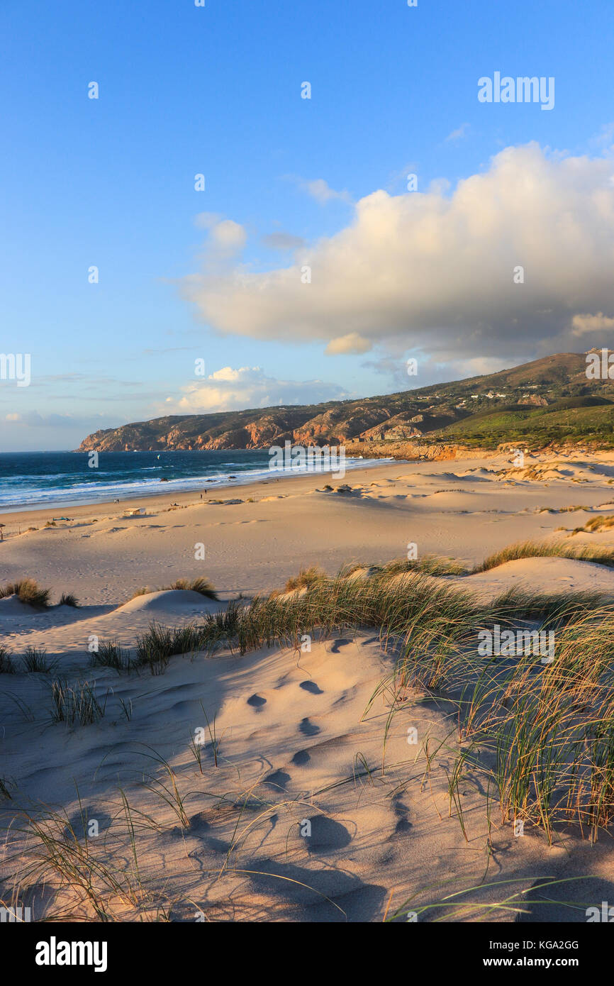 Sunny Beach avec des dunes de sable et de ciel bleu et une montagne en arrière-plan. La plage de Guincho à cascais Portugal Banque D'Images