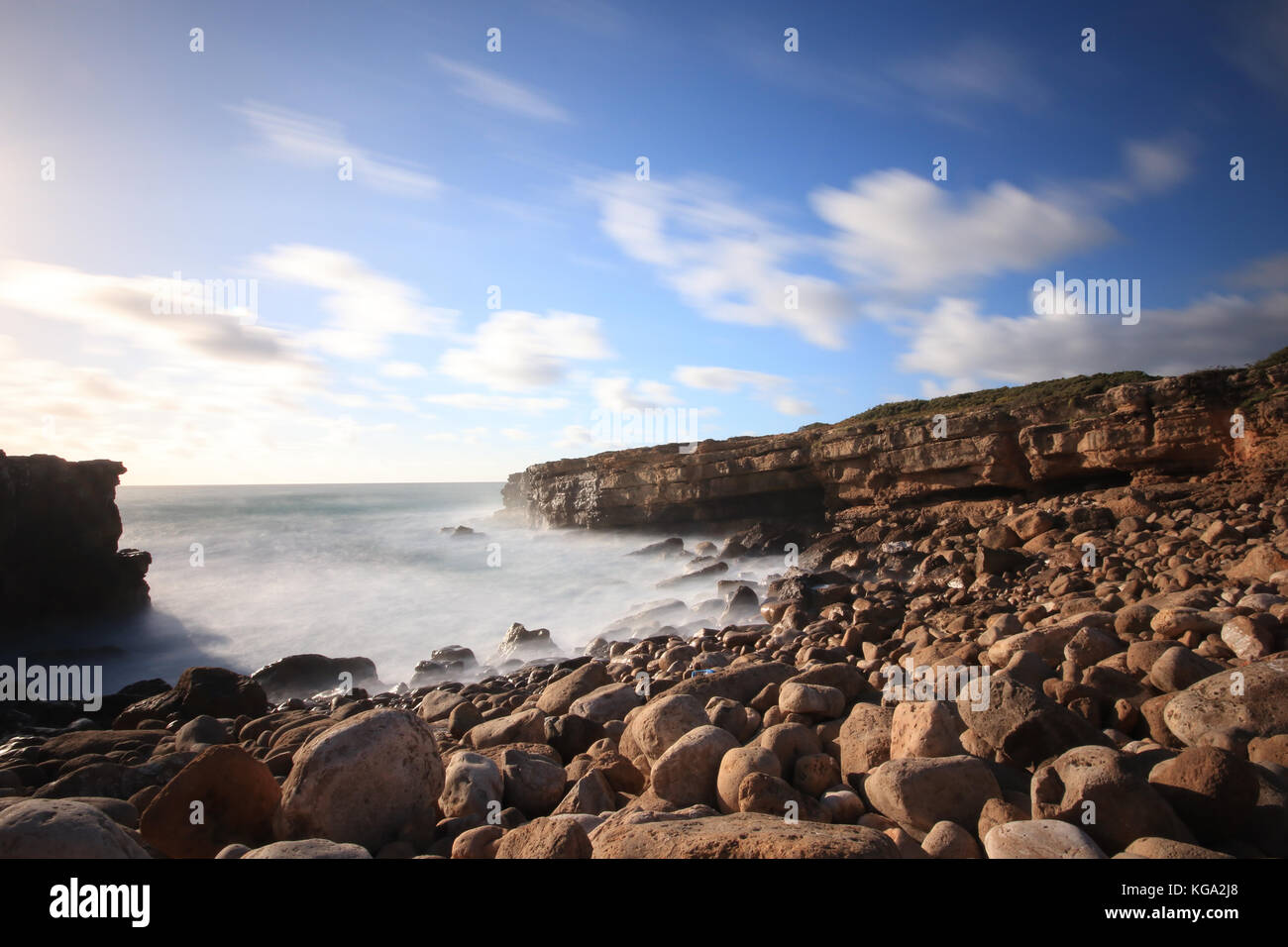 Une longue exposition de roches et de la mer dans la côte portugaise Banque D'Images