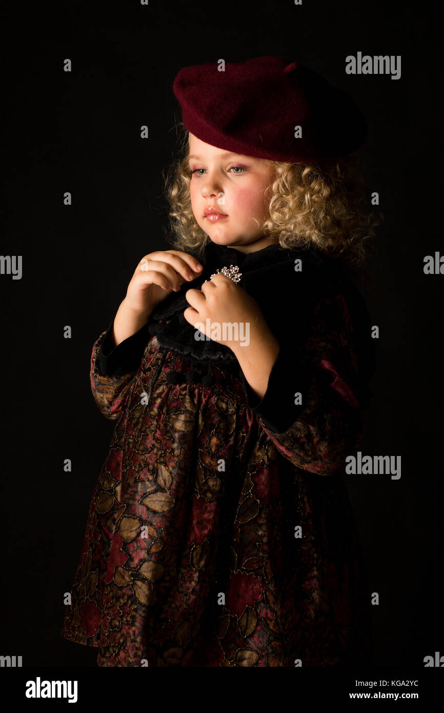 Jolie jeune fille brune en costume à l'ancienne Banque D'Images