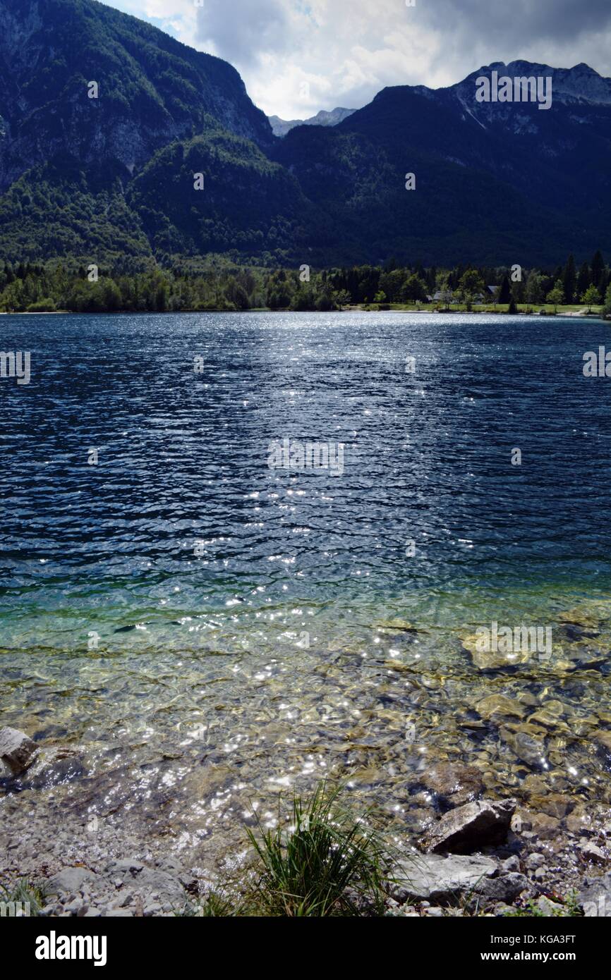 Ondulations sur le lac de Bohinj dans Parc national du Triglav Banque D'Images