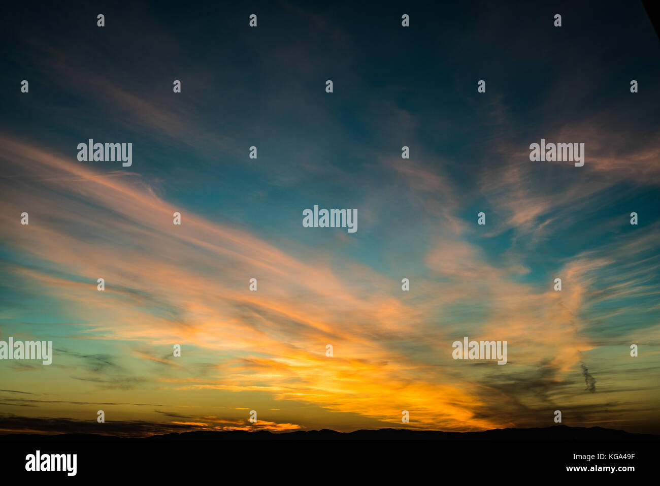 Ciel Coucher de soleil spectaculaire, avec les couleurs magnifiques Banque D'Images