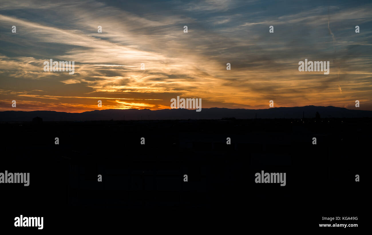 Silhouette montagnes ciel coucher de soleil spectaculaire sur la ville, avec les couleurs magnifiques Banque D'Images