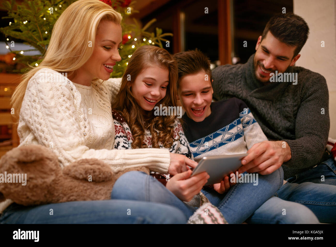 Family having fun tout en regardant les photos de Noël Banque D'Images