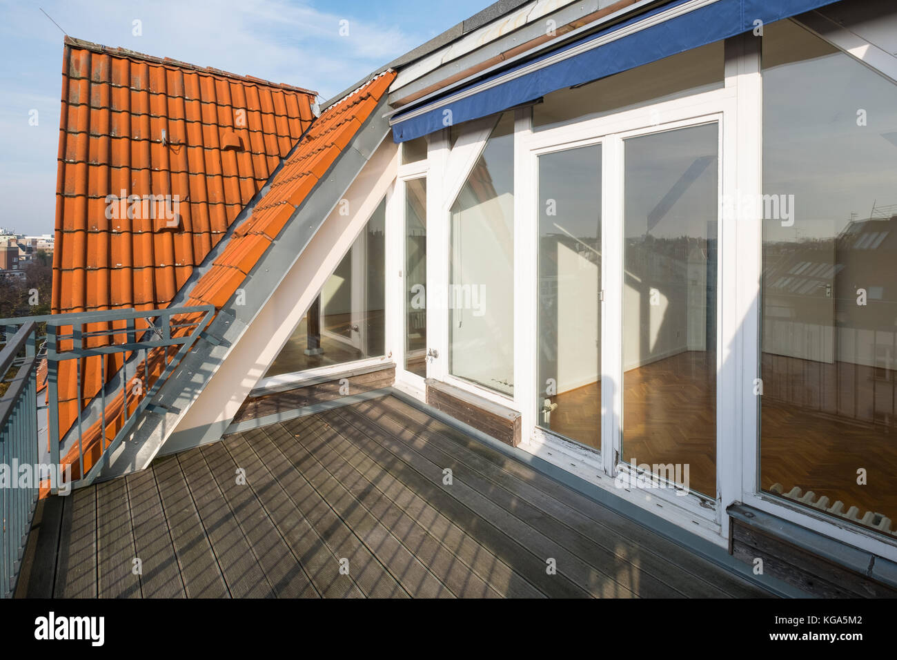 Balcon / Terrasse du penthouse appartement dans immeuble ancien Banque D'Images