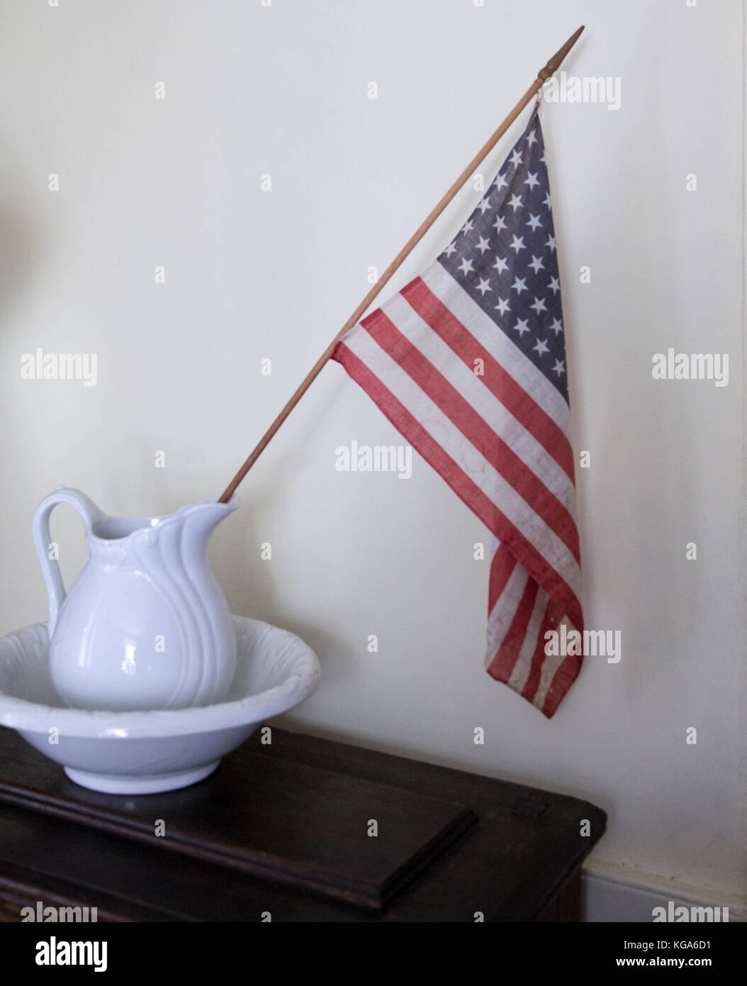Un drapeau américain et d'un pichet et bol à à la trémie-goetschius house museum de Upper Saddle River, New Jersey Banque D'Images