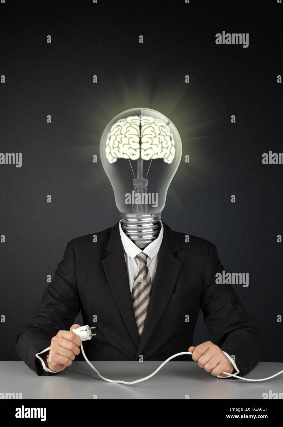 Businessman with Light bulb head et branchez l'interrupteur, cerveau concept créatif sur noir Banque D'Images