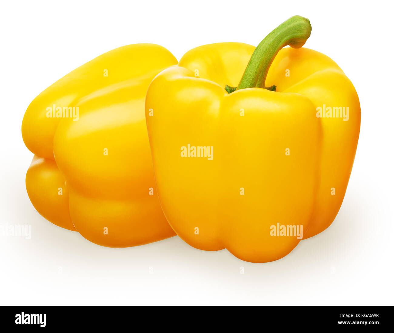 Entiers et frais, poivron jaune à côté de pepper couché sur le côté isolé sur fond blanc Banque D'Images