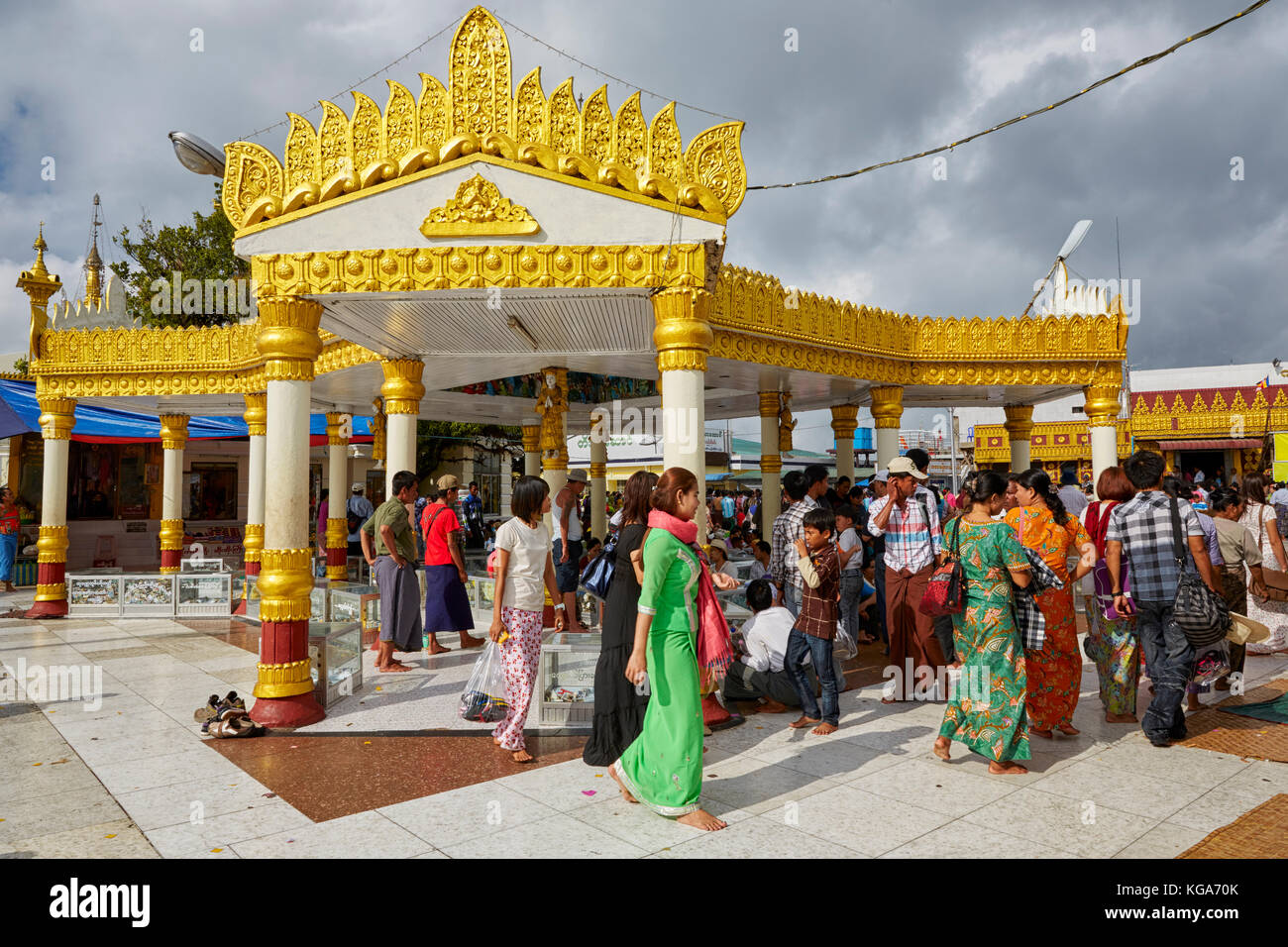 Pèlerins à la Pagode Kyaiktiyo (Rocher d'Or), lieu de pèlerinage, le Myanmar (Birmanie), en Asie du sud-est Banque D'Images