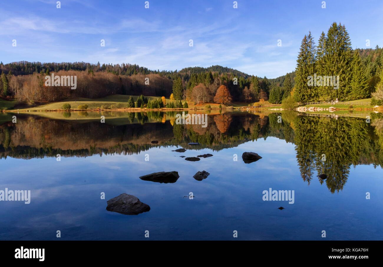 Lac genin par belle journée d'automne, Jura, France Photo Stock - Alamy