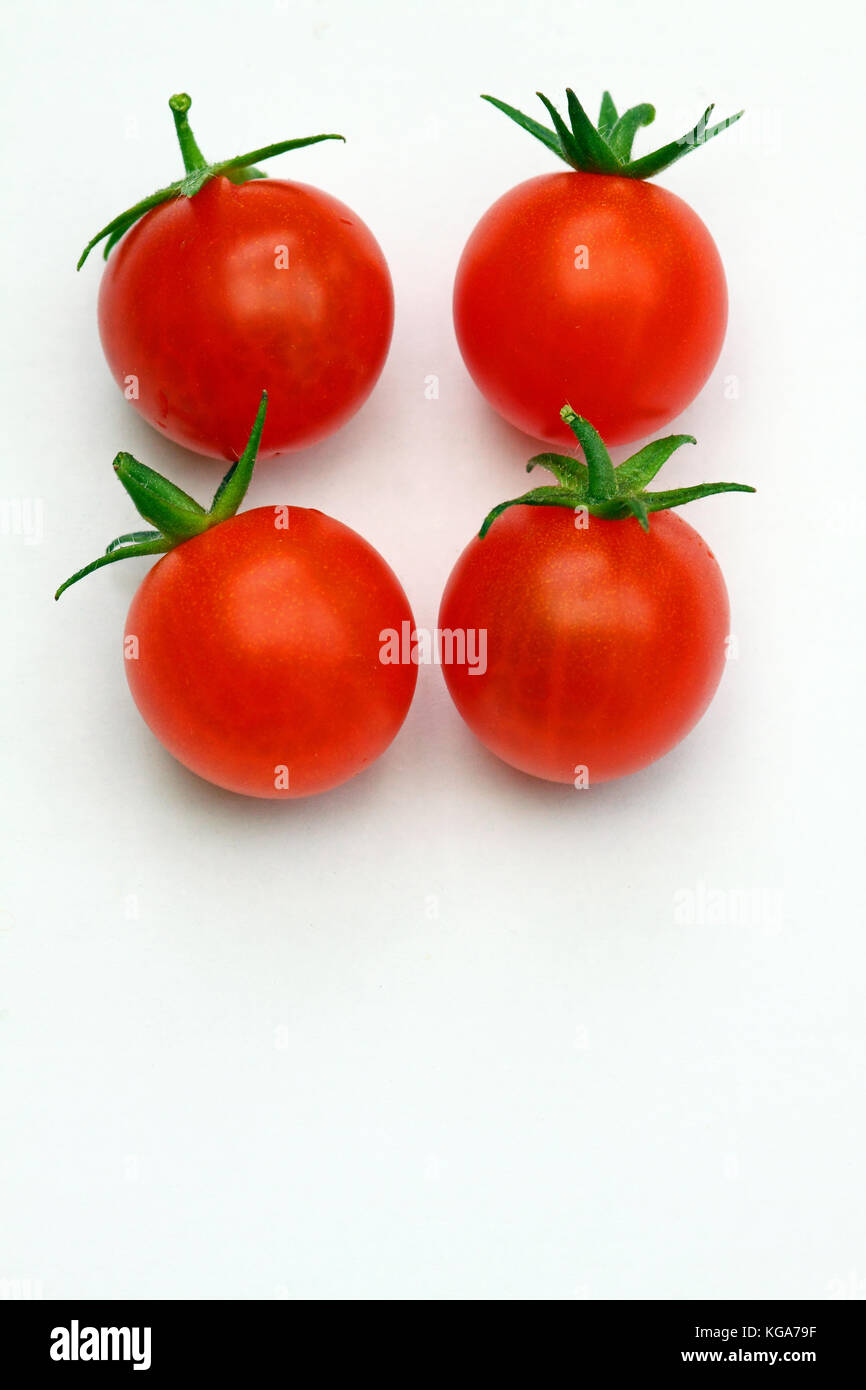 Frais mûrs tomates cerises rouges sur fond blanc Banque D'Images