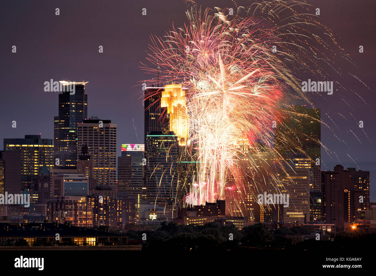 Minneapolis skyline avec Aquatennial fireworks. Banque D'Images