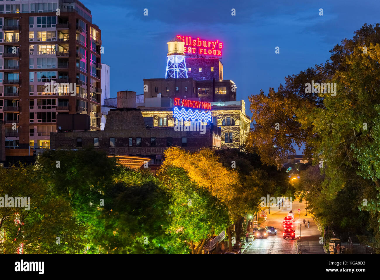 Saint Antoine zone principale de Minneapolis avec la construction d'un moulin Pillsbury et Pillsbury's Best signe farine éclairés. Banque D'Images