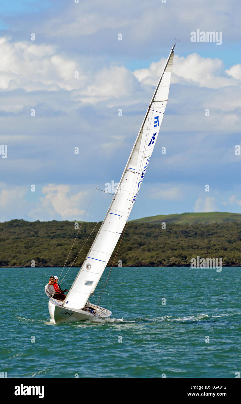 Yacht Elliott et ses trois hommes d'équipage. Banque D'Images