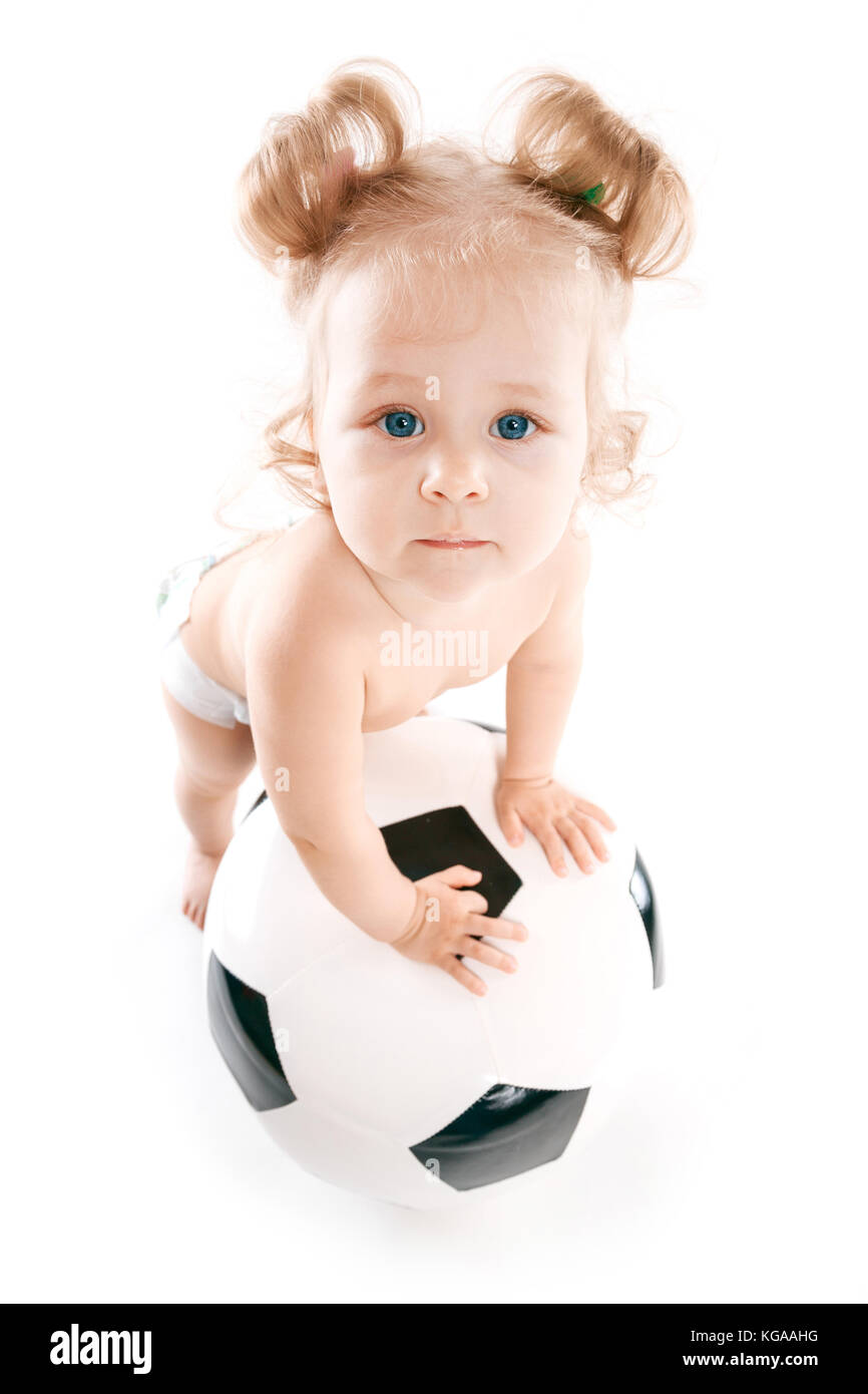 Fille avec gros ballon de soccer Banque D'Images