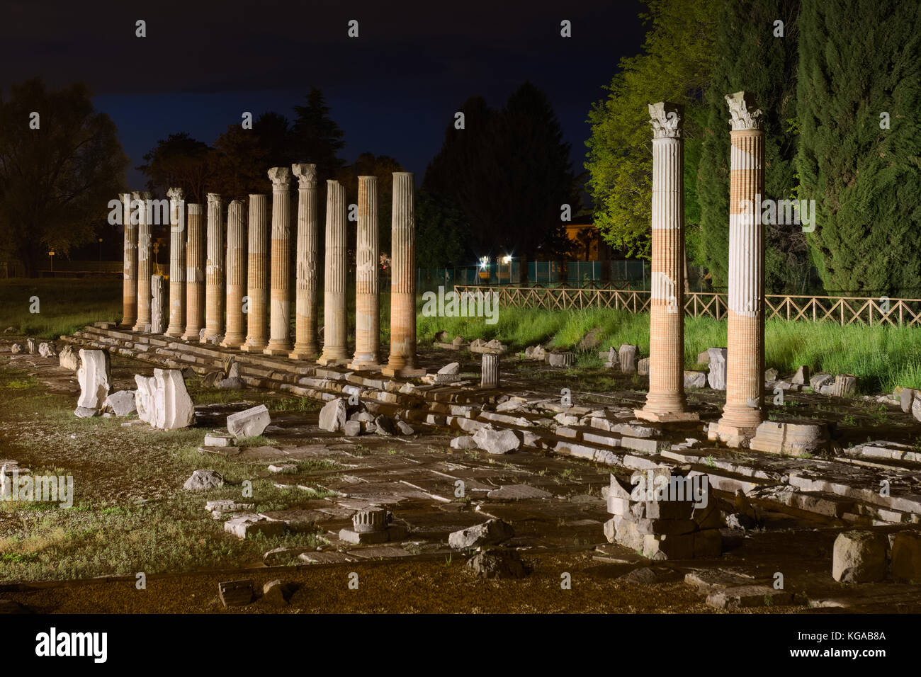 Vue de nuit sur les colonnes de l'ancien Forum romain ruines à Aquilée, Friuli, Italie Banque D'Images