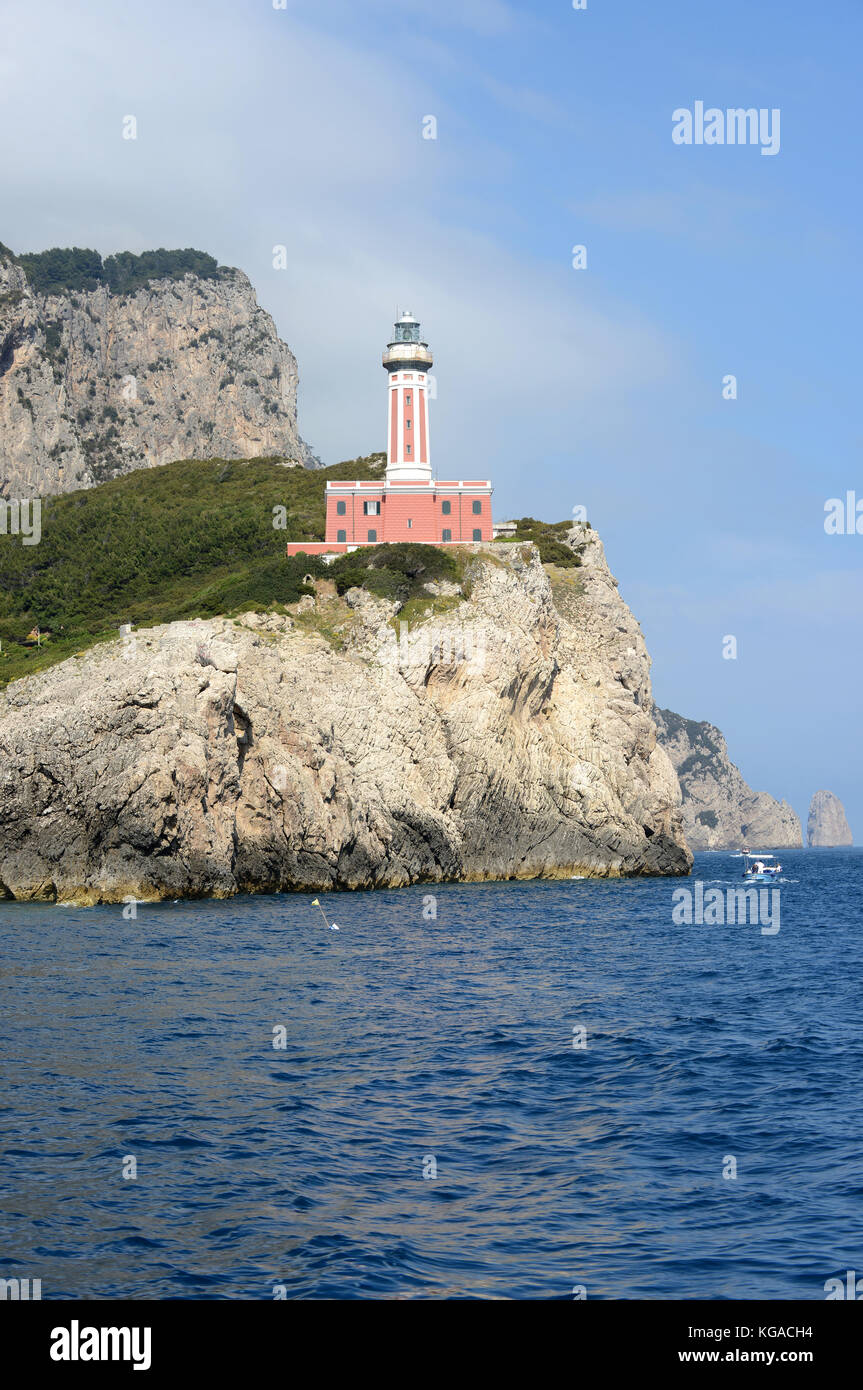 Phare rouge sur l'île de Capri (Italie). Banque D'Images