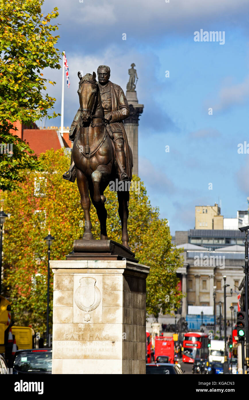 Statue équine Earl Haig et colonne Nelson. Whitehall, Londres, Royaume-Uni Banque D'Images