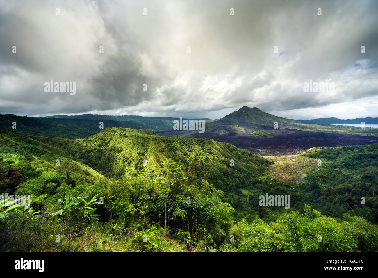Gunung-batur - caldera, atteignant une hauteur de 1717 mètres. En septembre 2017, le volcan de l'île de Bali a commencé à montrer des signes de l'éveil Banque D'Images