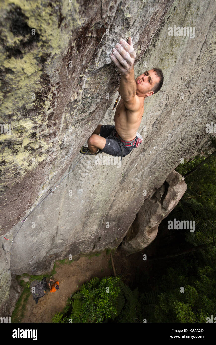 James Field-Mitchell grimpant "le rien", grade 30, Waipapa. Banque D'Images