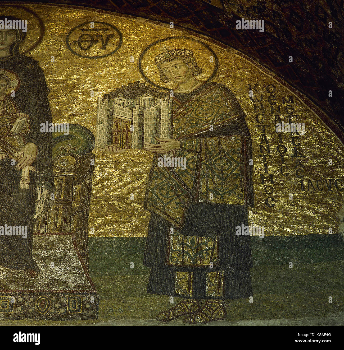 Constantin le Grand (272-337 AD). Mosaïque byzantine avec représentation de l'empereur de Constantinople offrant à la vierge, 10e siècle. sainte-sophie. istanbul. Banque D'Images