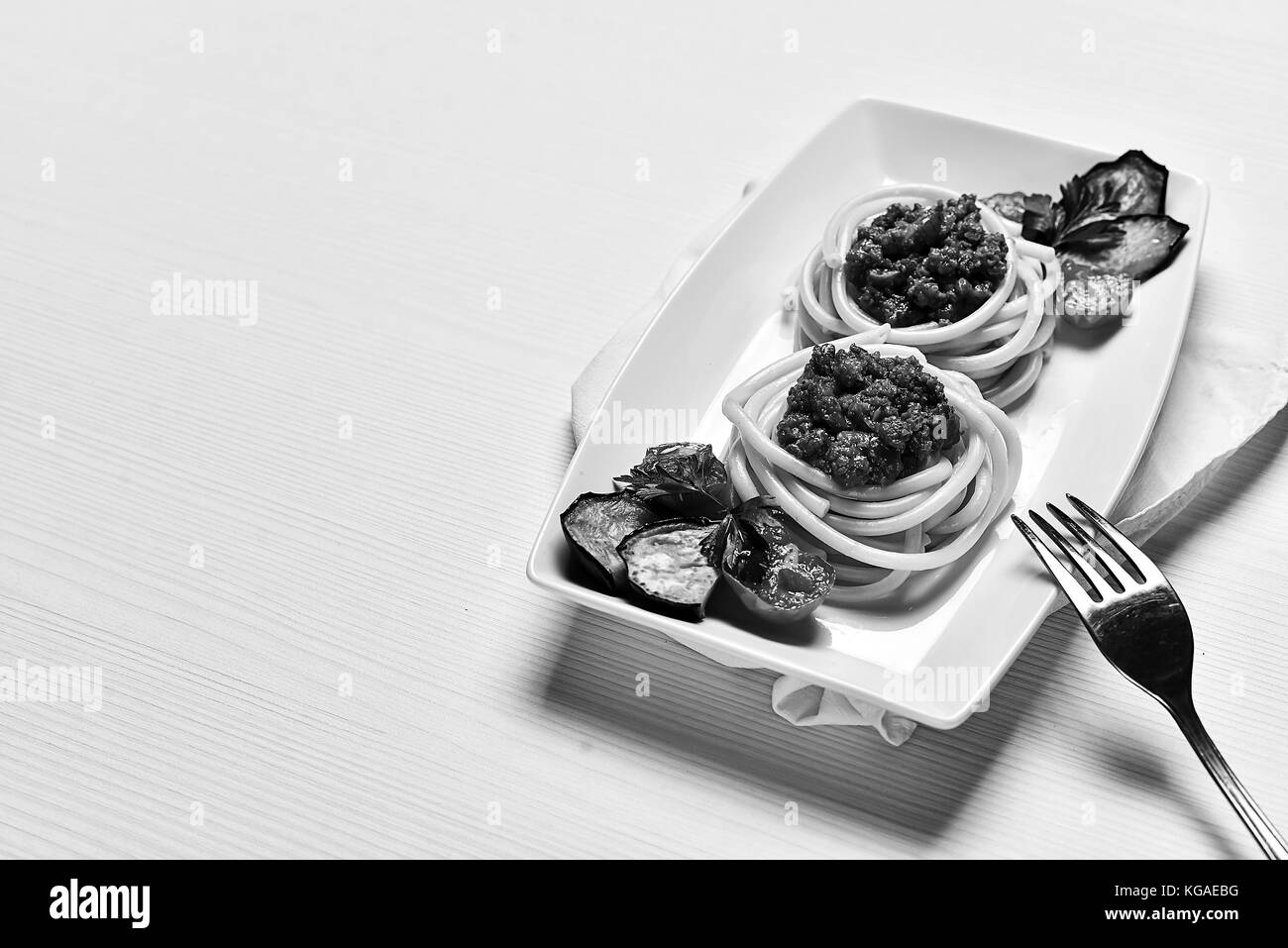 Les pâtes italiennes avec de la viande sur une plaque dans un café avec des pâtes italiennes. Banque D'Images