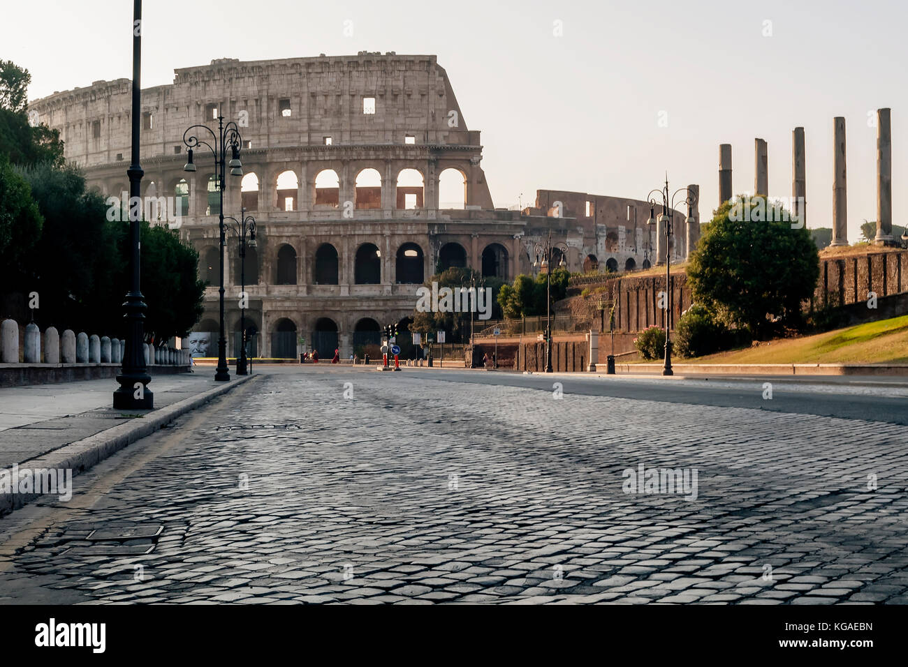 Lever du soleil au Colisée sans personne dans les environs, Rome, Italie Banque D'Images