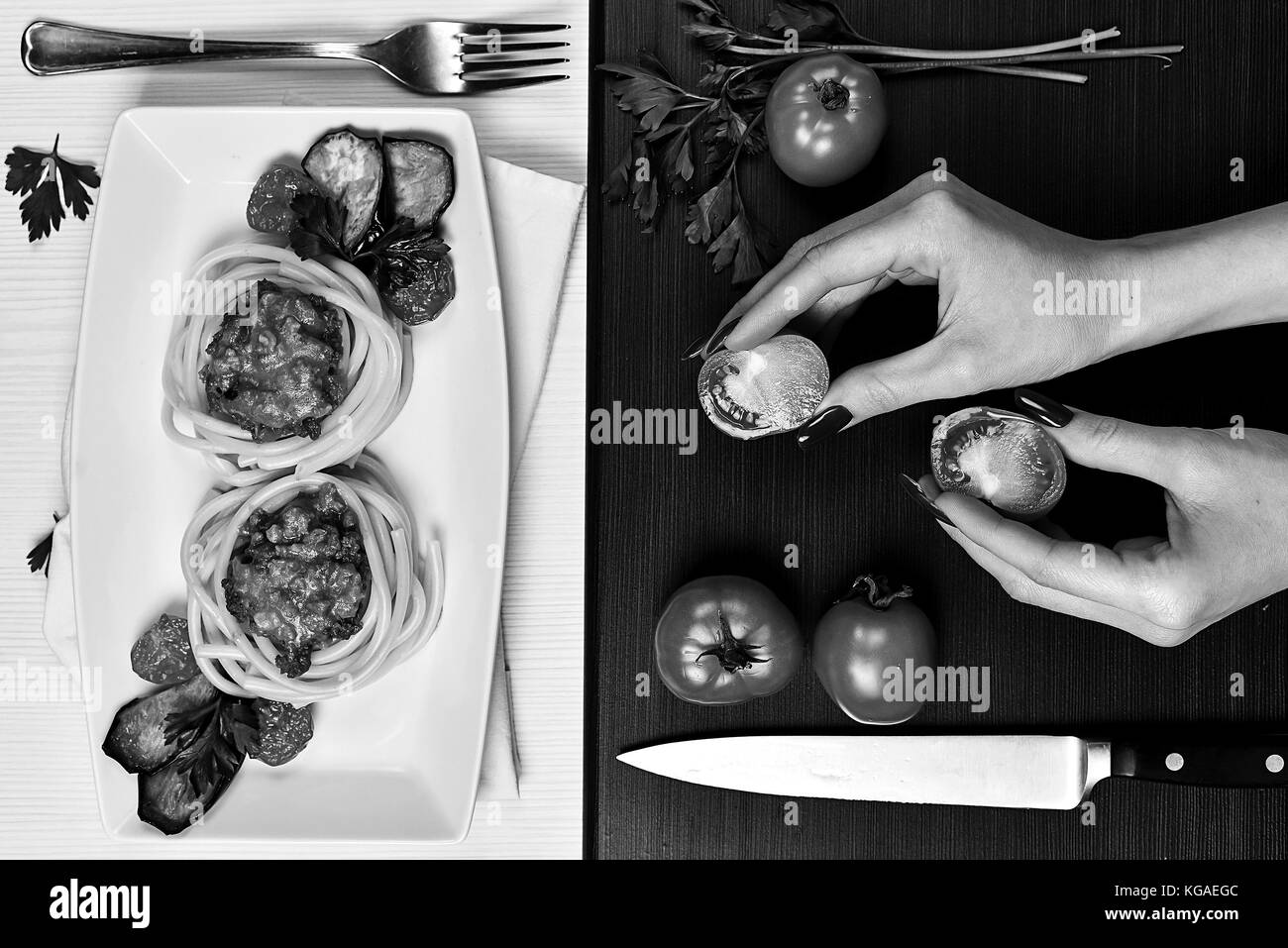 Le dîner au restaurant. mains de plaques de nourriture. fourche pour manger. Banque D'Images