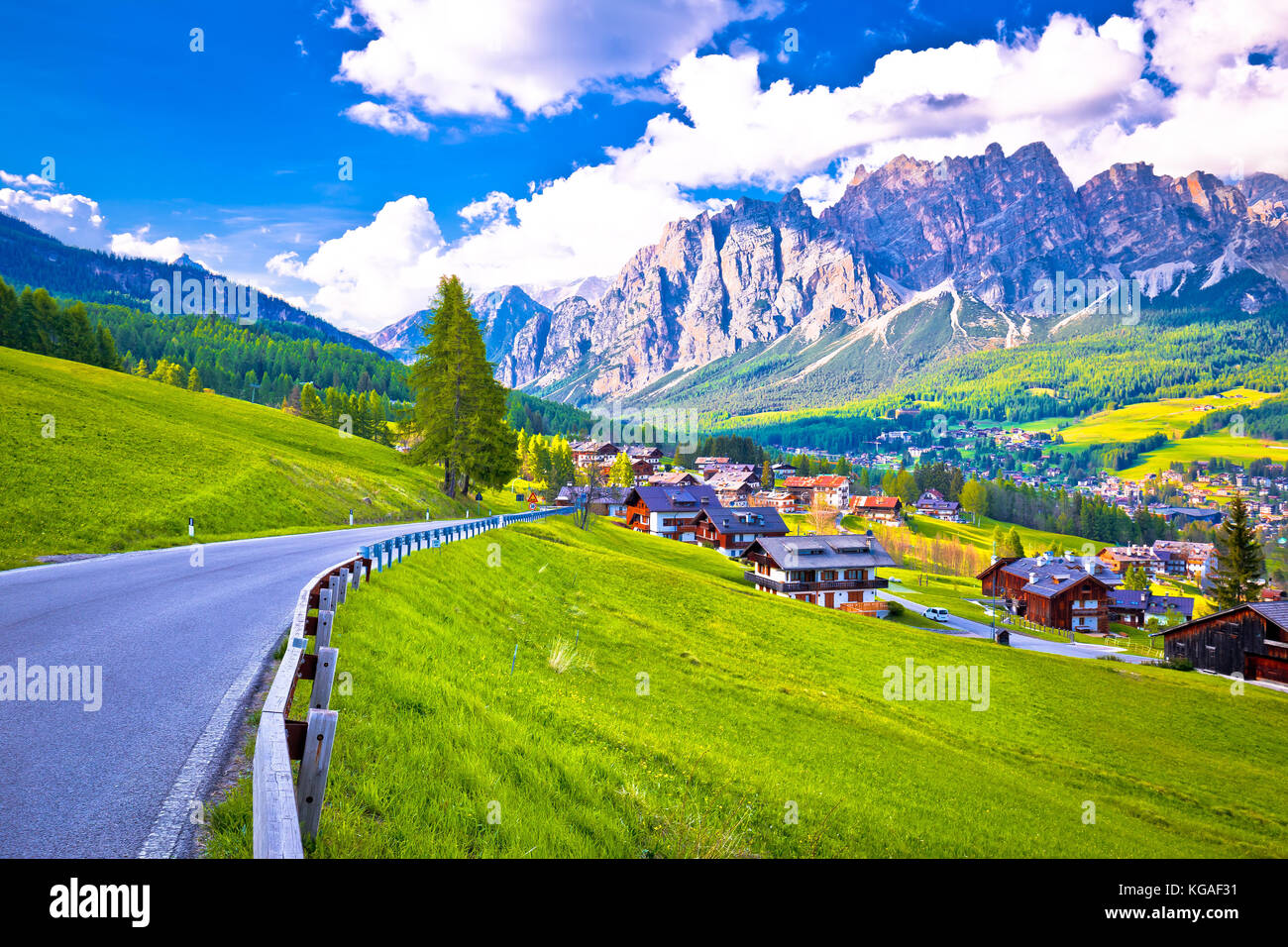 Route de Cortina d' Ampezzo en Dolomites Alpes, région du Veneto de l'Italie Banque D'Images