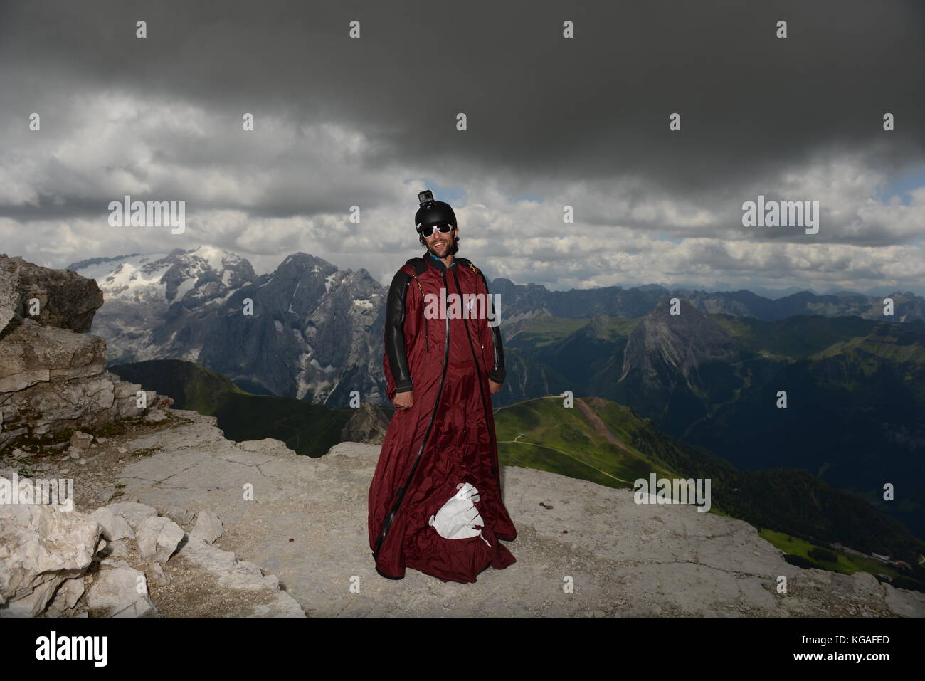 Cette base Wingsuit cavalier est contrôler son costume avant de quitter le bas de la montagne. La concentration est élevée pour s'assurer qu'aucune erreur ne se produise. Banque D'Images