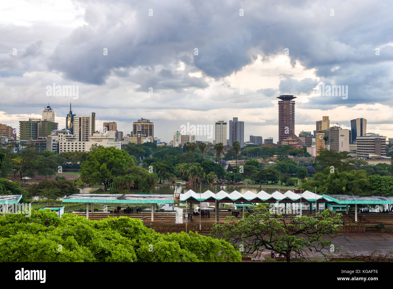 Nairobi city skyline sous ciel nuageux pendant la saison des pluies, Nairobi, Kenya, Afrique de l'Est Banque D'Images