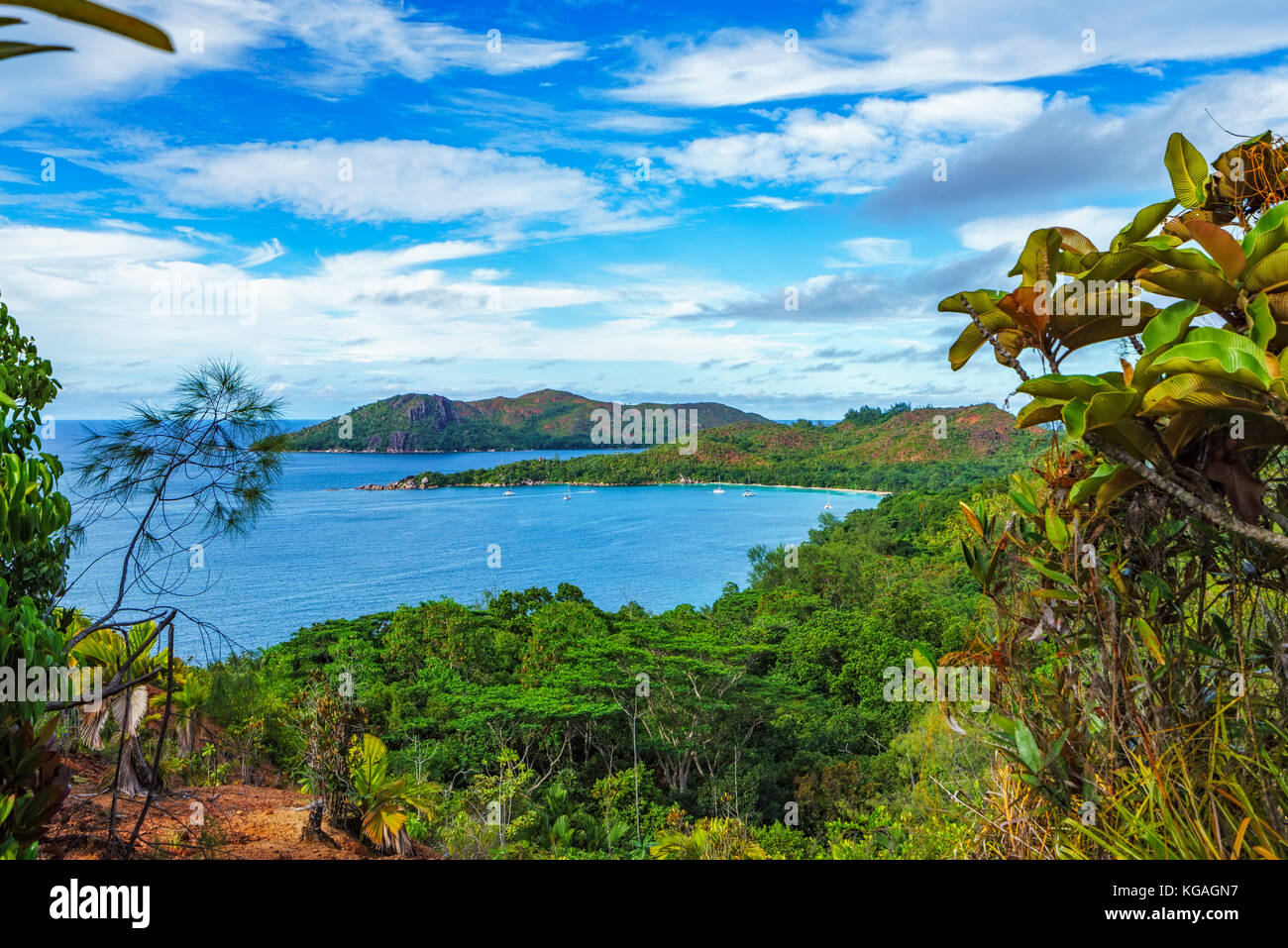 La randonnée à travers la jungle entre les plages de Paradis Anse Lazio et Anse Georgette, Praslin, Seychelles. Aperçu du haut d'une montagne... Banque D'Images