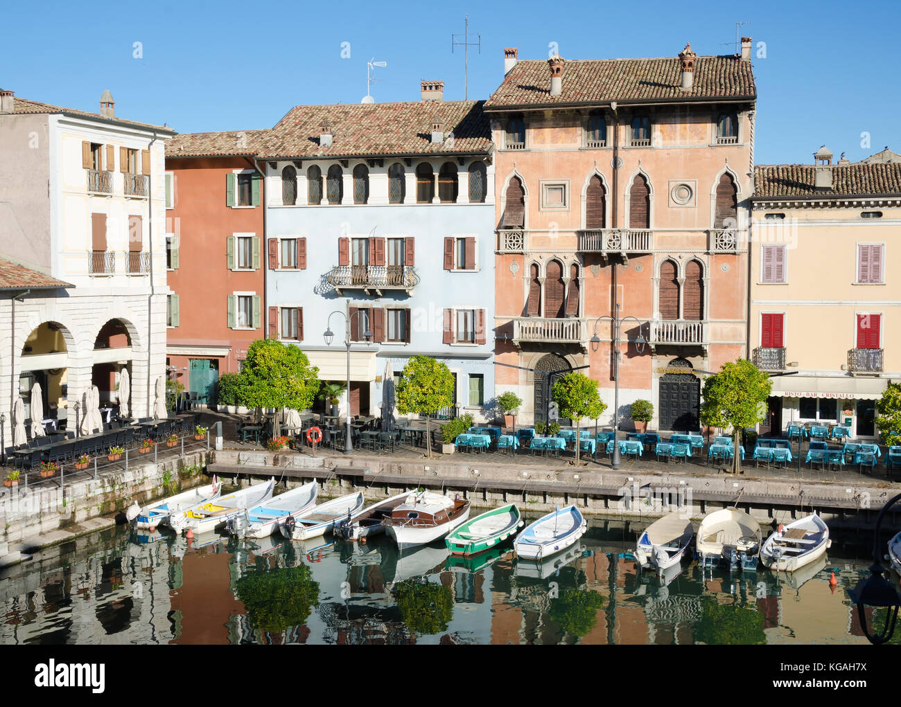 Desenzano del Garda, Italie. 23 octobre 2017. Le joli vieux port de Desenzano attire les habitants et les touristes de profiter d'un début de soirée aperitivo même Banque D'Images