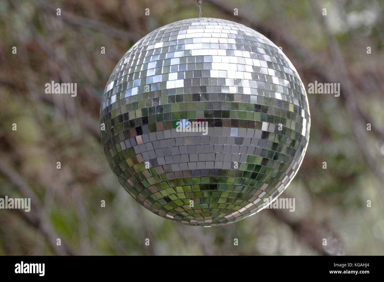 Mirror ball boule disco ou suspendus dans un lieu extérieur Banque D'Images