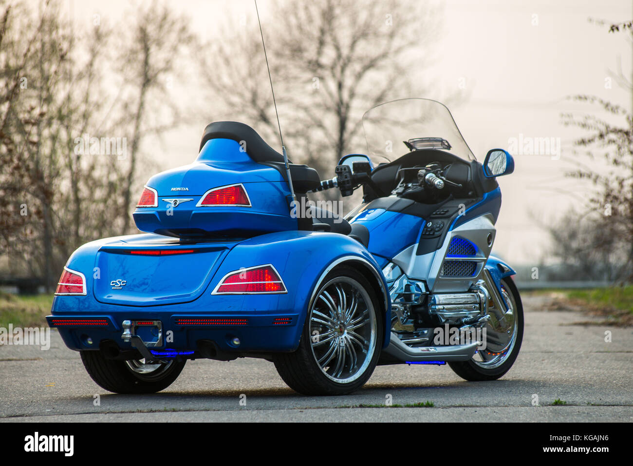 KHABAROVSK, RUSSIE - 3 mai 2017 : Honda Trake trois roues motos assemblées à la main sur un sol plat à Khabarovsk le 3 mai 2017 Banque D'Images