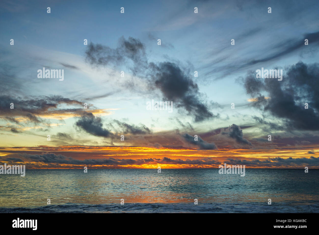 Belle Romantique Au Coucher Du Soleil Rougeoyant Sur Paradise Beach A Anse Georgette Praslin Seychelles Photo Stock Alamy