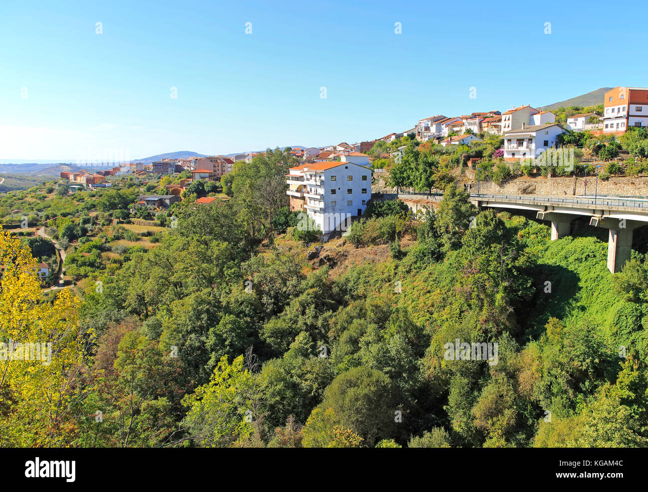 Vue paysage du village d'Aldeanueva de la Vera, de l'Estrémadure, Espagne Banque D'Images