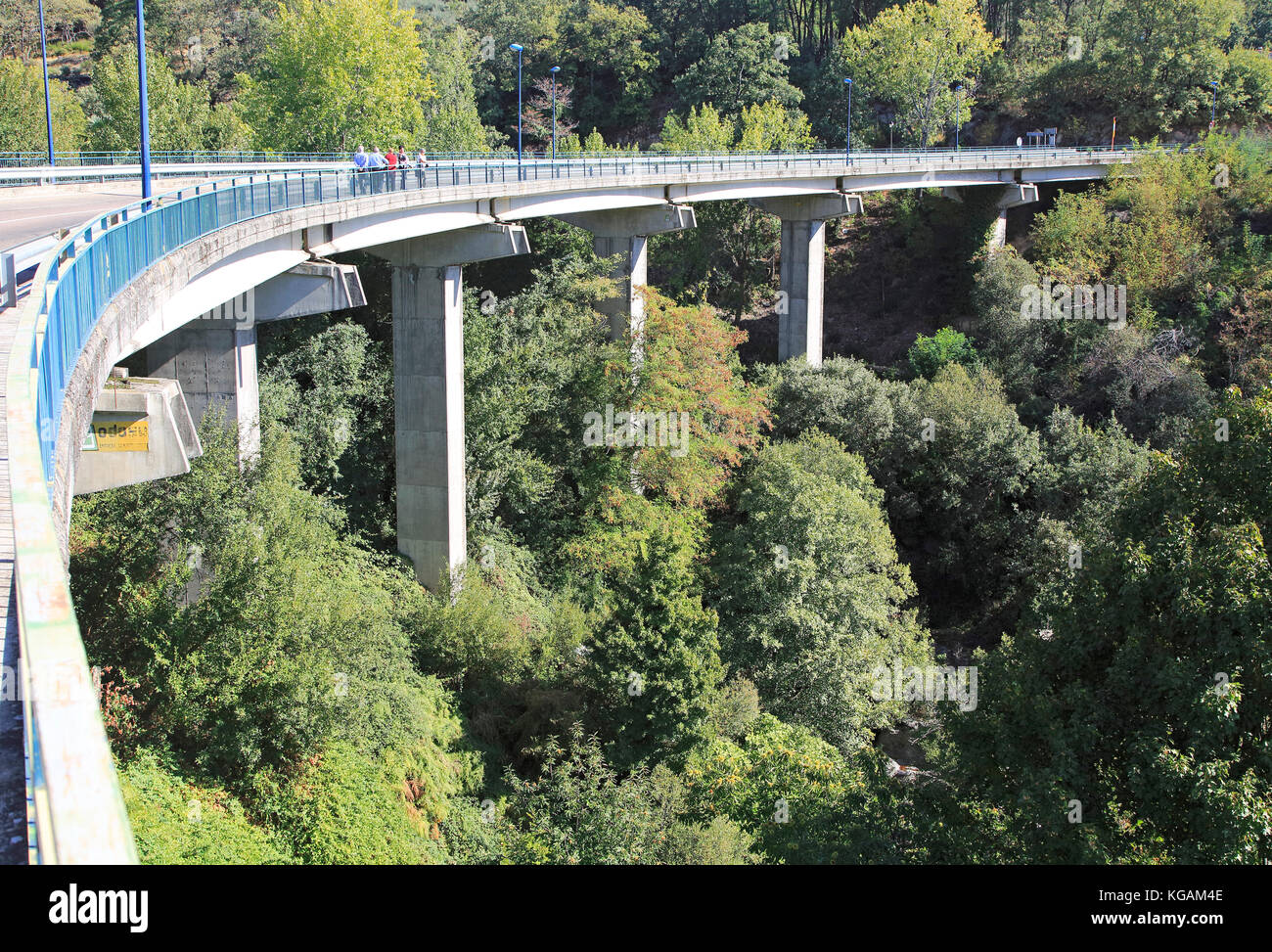 Traversée de pont moderne gorges abruptes, Aldeanueva de la Vera, de l'Estrémadure, Espagne Banque D'Images