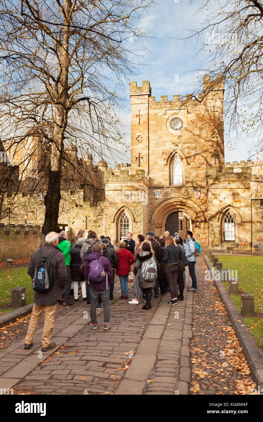 Groupe de visiteurs au château de Durham, Durham University College, Angleterre, RU Banque D'Images